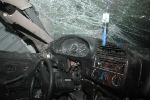 S-a urcat băut la volan şi a făcut ravagii: a intrat în peretele unei societăţi